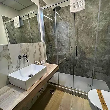 Le Petit Hotel